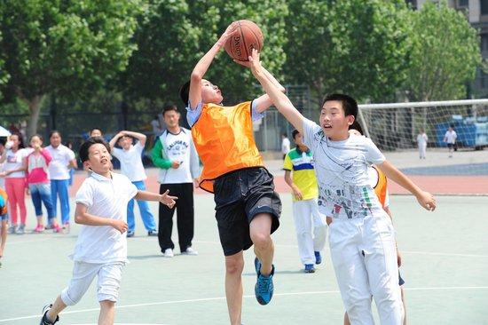 家长呼吁“自由跑跳”的课间