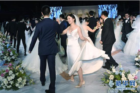 5月6日,新人在集体婚礼上共舞庆祝。 新华社记者 黄宗治 摄