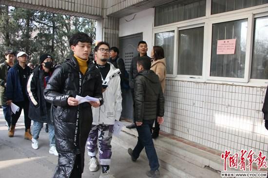 2月25日,北京电影学院,考生手拿准考证进入考场。实习生 王艺霏/摄