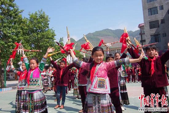 课余时间,常么小学学生跳起欢乐的芦笙乐舞。中国青年报·中青在线记者 谢洋/摄