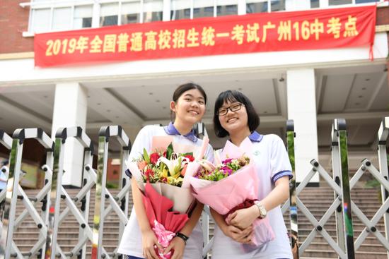 16中考点,杨同学和李同学是一对好姐妹,初高中已经同窗6年,她们希望未来考取同所大学继续同学情。广报全媒体记者苏韵桦