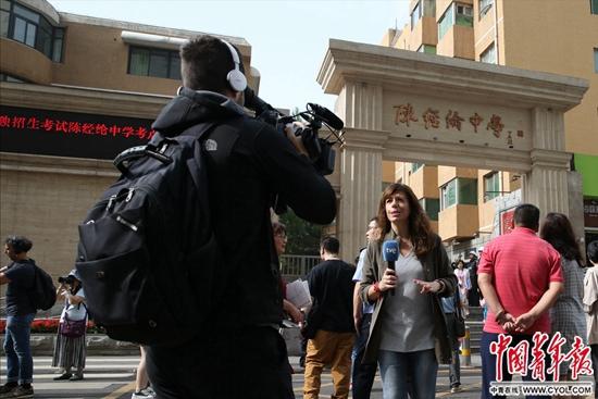 6月7日,北京陈经纶中学高考考点,外媒记者关注中国高考。中国青年报·中青在线记者 陈剑/摄