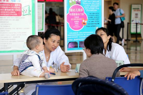 家长带着孩子现场咨询。(上海市第一妇婴保健院供图)
