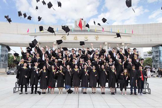 海南大学机电工程学院毕业生拍摄学士服照片。海南大学 江丽雅供图