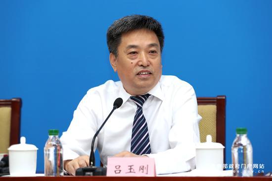 教育部基础教育司司长吕玉刚介绍线下培训机构治理进展,解读《关于规范校外线上培训的实施意见》。(中国教育报记者 张劲松/摄)