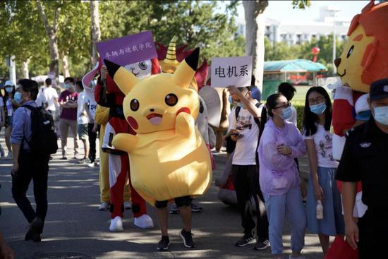 清华大学本科生报到现场。