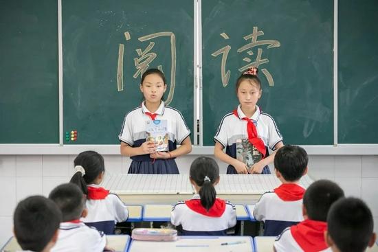 2021年9月1日,江苏如皋外国语小学课后延时服务课上,学生们在相互推荐好书。/视觉中国