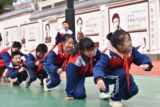 11月24日,湖南省娄底市双峰县三立学校学生在参加“多足虫”爬行比赛。