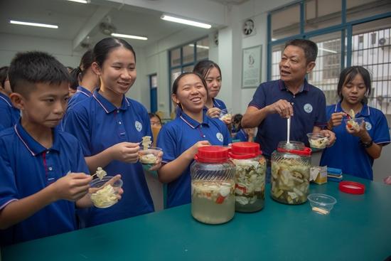 11月3日,在海南省万宁中学,学生上腌制食品制作课,品尝自制的泡菜。本版图片均由视觉中国供图
