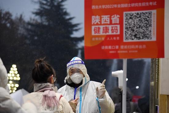 12月25日,在西北大学太白校区考点,工作人员引导考生入场。新华社记者 李一博 摄