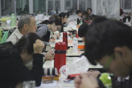 真正愿意投身科研的考生,不算多。/视觉中国