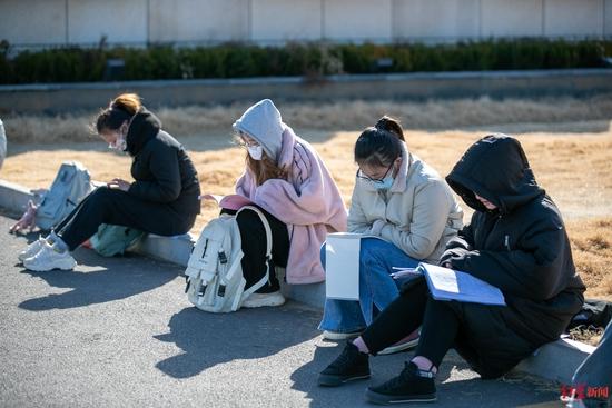 2022年全国硕士研究生招生考试考点,考生们在抓紧复习 图据视觉中国