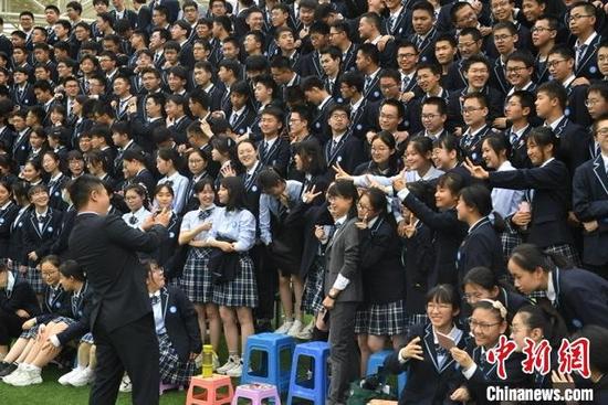老师为学生拍照留念 韩苏原 摄