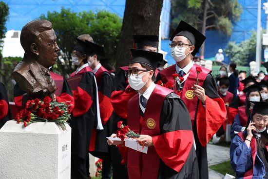 6月30日,北京协和医学院毕业生向刘瑞恒先生雕像献花。北京协和医学院供图