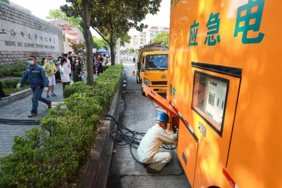 上海市建平世纪中学考点外的用电保障车辆。 浦东发布 图
