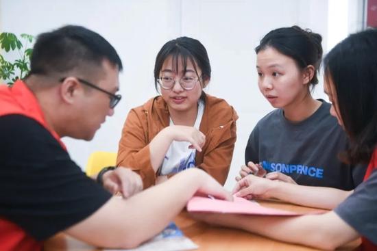 ▲6月9日,湖州市吴兴区龙泉街道就业志愿团队的志愿者(左一)为湖州师范学院应届毕业生就创业培训、技能培训等方面进行面对面辅导。图/新华社
