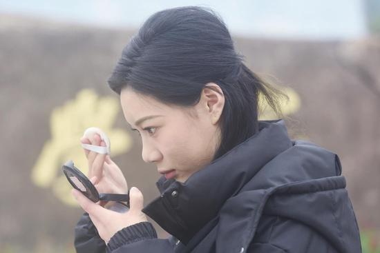 ↑2022年12月7日,艺考生在浙江传媒学院校外等待进校参加2023年浙江省艺术类专业统考 图据视觉中国