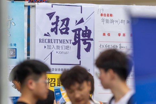 ↑2023年5月19日,在郑州大学中心体育馆举行的招聘会。图据视觉中国
