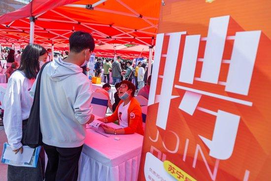 ↑2023年5月13日,河南省应往届高校毕业生青年人才大型招聘会活动举办。图据视觉中国