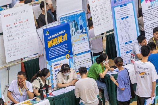 ↑2023年5月19日,在郑州大学中心体育馆的招聘会。图据视觉中国