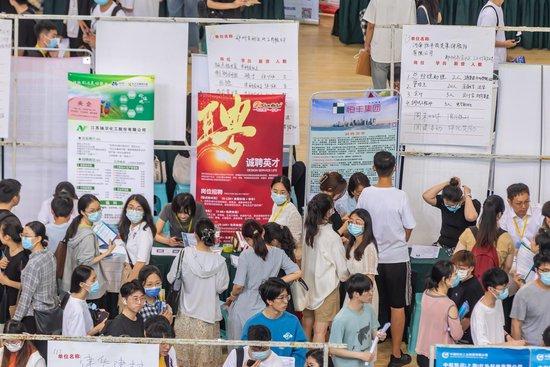↑2023年5月19日,在郑州大学中心体育馆的招聘会。图据视觉中国