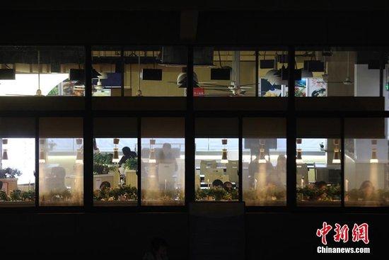 资料图:南京高校食堂变身“考研加油站”。 泱波 摄