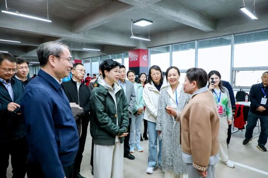 王琳达主席与湖南省委常委、省人民政府常务副省长张迎春(左五),张家界市委书记刘革安(左三)在Hitch Open世界AI竞速锦标赛总决赛现场交流