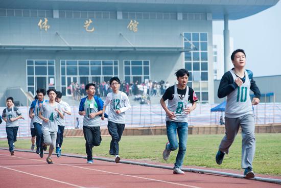 浙江温岭高三学生正在职教城田径场内参加高考体育测试。 视觉中国供图(资料图)