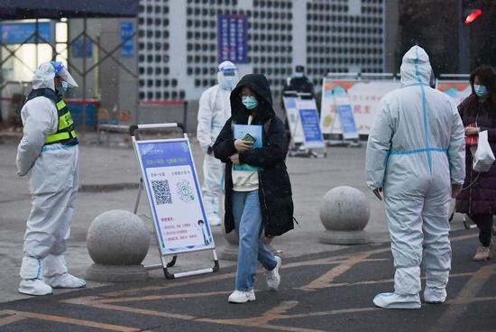 12月25日,考生进入西安交通大学城市学院考点。新华社记者 张博文 摄