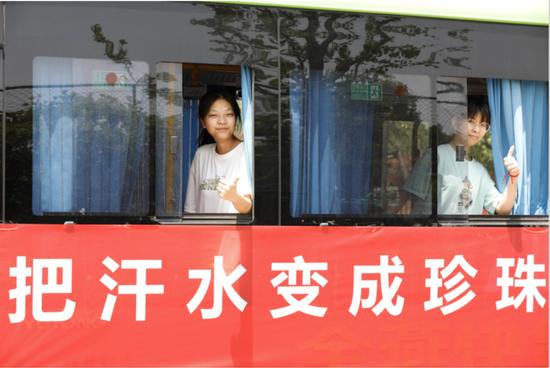 6月7日,在河南省平顶山市宝丰县第一高级中学考点,考生结束首场科目考试后乘车离开考场。新华社发(何五昌 摄)