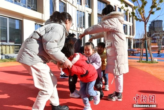 资料图:雄安容和佳泰幼儿园的老师带领小朋友做课间游戏中新社记者 韩冰 摄