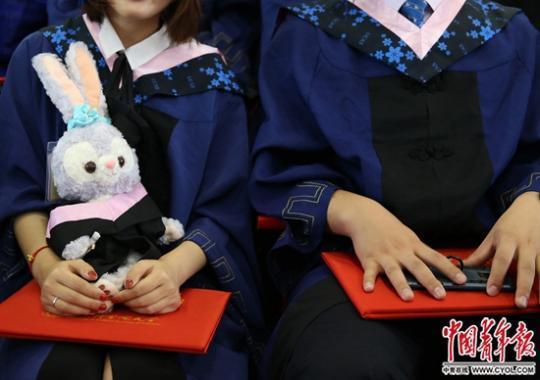 中国科学院大学2019年度毕业典礼上,硕士研究生刘小琼带着陪伴自己3年的兔子玩偶。中国青年报·中国青年网记者 陈剑/摄