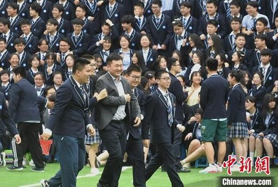 学生邀请老师拍摄毕业照。 韩苏原 摄