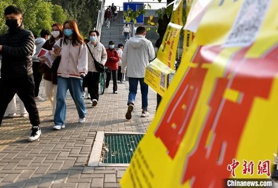 资料图:图为2月25日,福州,参加福建省2023年度公务员录用考试笔试的考生在前往一考点的路上。 张斌 摄