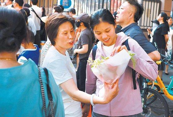6月8日,广渠门中学考点,家长为走出考场的孩子送上鲜花。