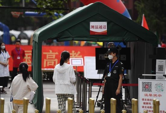 6月7日,考生走入北京师范大学附属实验中学考点。新华社记者 张晨霖 摄