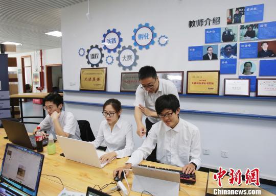 6月26日,北京财贸职业学院校本部举行贯通培养试验基础教育阶段转段季活动。 云凯杰 摄
