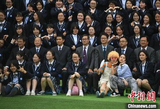学生们在拍摄毕业照时脑洞大开,展示青春风采。 韩苏原 摄