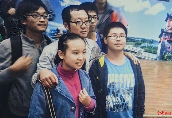 ▲2013年,刘慈欣在成都进行银河奖讲座时与同学们合影(前左为胡好玥,前右为李睿) 受访者供图