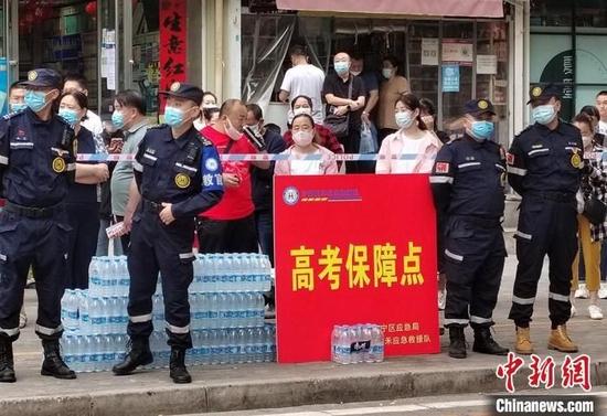 6月7日,2022年甘肃省普通高考开考。 张小婷 摄