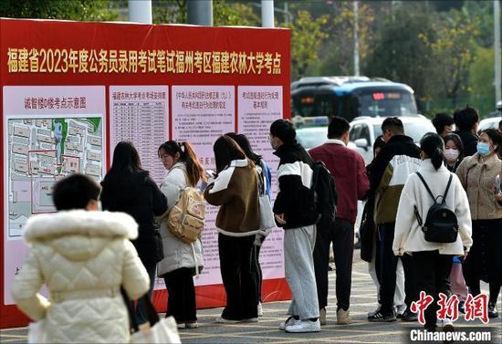 资料图:图为2月25日,福建省2023年度公务员录用考试笔试福州考区福建农林大学考点,考生查看考试信息。 张斌 摄