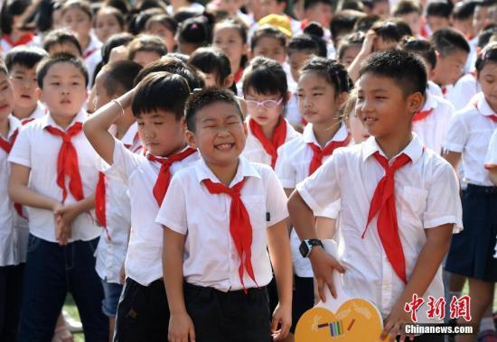 资料图:小学生参加开学典礼,迎接开学第一天。中新社记者 韩苏原 摄