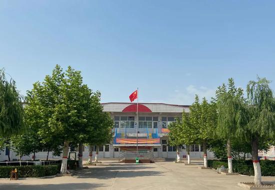 一栋两层建筑是沙河城镇中学的主要教学楼,原为南街小学校舍。新京报记者 魏芙蓉摄