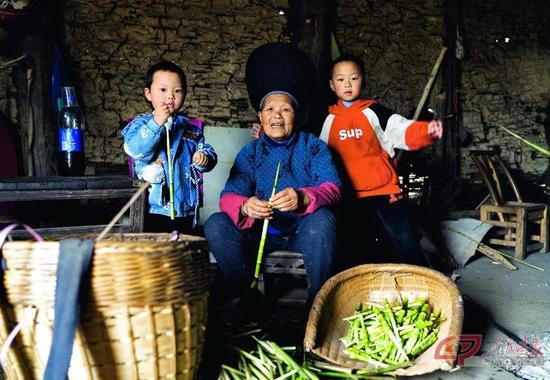放学回家的龙永康(右一)和妹妹帮奶奶剥竹笋。
