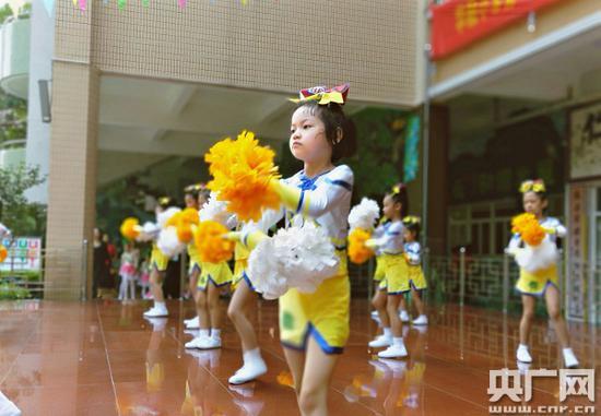 华融小学学生放学后正在练习啦啦操。(央广网记者 王启慧/摄)