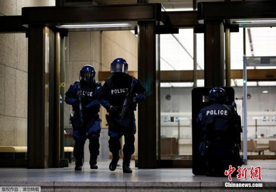 资料图:日本警察在进行防恐演习。
