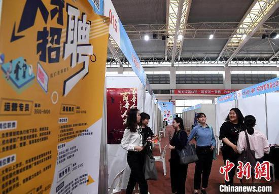 福州市一招聘会吸引众多高校毕业生。 张斌 摄