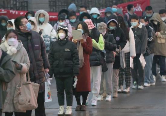 考生在陕西省西安市的西安医学院考点外等待入场。图/中国新闻图片网