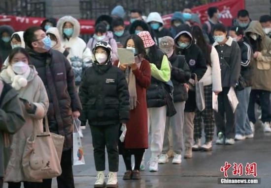 资料图:考生在陕西省西安市的西安医学院考点外等待入场。 中新社记者 张远 摄