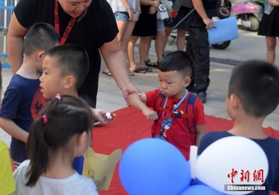 资料图:幼儿园新生入学。吕明 摄